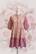 Robe fleurie fond rose élégant